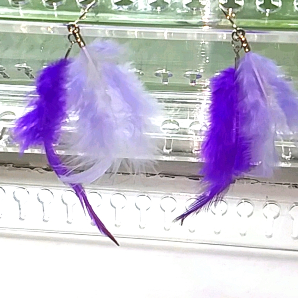 Purple feather dangle earrings! 🐥🌟🕊